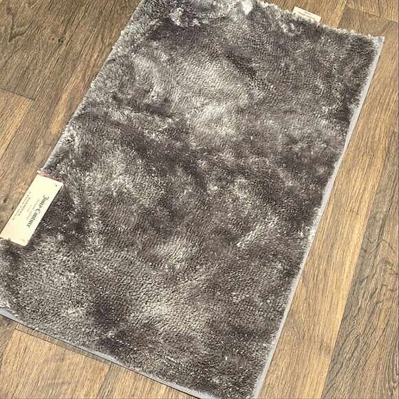 Juicy Couture Home Plush Bath Rug- Silver/Grey - Picture 7 of 10